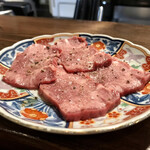 京洛焼肉 ぽめ - 神戸市場 金曜日割り 神戸牛 黒タン