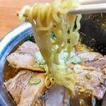 磨きの町のラーメン屋 味我駆 - チャーシュー麺　麺リフト