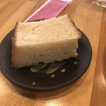 Kitchen Cammy - 焼きたてパン（バターは付いて来ない代わりに、オリーブオイルはかけ放題でした）カットが独特なせいかカステラに見えなくもない…苦笑