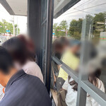 ヨコクラストアハウス - 店外に待ち人。