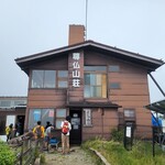 花立山荘 - 山頂にある尊仏山荘