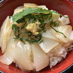 白うさぎ - 赤いか丼にタレをかけたところ