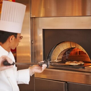 本格石釜で焼き上げる熱々のピザ
