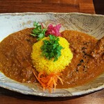 NEW NORMAL CAFE - ラム＆チキンと合いがけカレー（￥１４００）、人参のマリネと紫キャベツの酢漬けは広義のアチャールですね♬