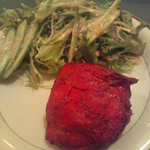 セットのチキンとサラダ