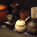 とんかつ やまいち - カウンター席の調味料類