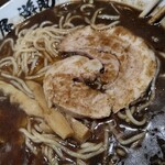 麺屋　遊助 - 中華そば750円(税込)+中盛150円
            中盛で他店の大盛軽く超えてる！
            魚介出汁の旨味たっぷり！エグみ等一切なく丁寧に作られてるのが伝わる♪
            麺はモチモチ太麺、大きなチャーシューと穂先メンマも美味