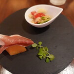 La Cucina - ちょっとした前菜：パンのサラダと生ハムメロン