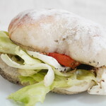 カミバン - 【2021.08】モッツァレラとオリーブサンド(税込340円)