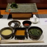 鮨匠 のむら - 薬味
      酢味噌、醤油、ポン酢、梅肉(鹿児島・大分・和歌山等)、塩(鹿児島・坊津)、黒胡麻(鹿児島)、ワカメ(島原・岩手)、麦味噌(鹿児島)、山葵(静岡県産)、葉山葵(静岡県産)、梅肉山葵