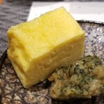 鮨匠 のむら - (02)飛び魚の薩摩揚げ(のむらオリジナル)
      薩摩揚げは出汁にも使われる飛び魚の擂り身100%使用
      深く濃い味わいで、絶品です♪ヽ(´▽｀)/
      (03)出汁巻き玉子
      厚焼きはやや甘口で程よいシットリ感