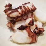 鮨匠 のむら - (05)茹で真蛸(鹿児島県開聞岳沖産、800g)
      茹でたてアツアツに細工包丁を入れます
      とりあえず何も付けず一口、「旨い！」
      旨味が濃厚で自然な甘さが拡がります
      梅山葵、酢味噌がオススメ