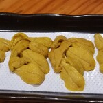 鮨匠 のむら - (06)赤雲丹(佐賀県唐津産)
      産卵期は初秋～晩秋、旬は初夏～晩夏
      透明感のある上品な甘みが特徴
      産卵期の1ヶ月前になるとほのかに苦みが入る
      唐津の海女さんと契約して直接仕入れされています