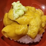 鮨匠 のむら - (06)赤雲丹(佐賀県唐津産)のマイクロ丼
      産卵期は初秋～晩秋、旬は初夏～晩夏
      透明感のある上品な甘みが特徴
      最初は舌の上に5秒ホールド
      ゆっくり味わい、口の中で拡散する甘みを存分に堪能