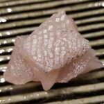 鮨匠 のむら - (08)汐っ子(勘八の若魚)(鹿児島県開聞岳沖産)
      産卵期は春～夏、旬は秋～冬
      若さ故の爽やかな甘さが鮮烈
      80kgまで成長しますが、青物は爽やかな香りを楽しむというポリシーから子供サイズがメイン