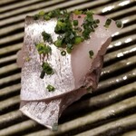 鮨匠 のむら - (09)白鯵(根付き真鯵)(鹿児島県開聞岳沖産)
      根付きとは餌が豊富な瀬に付き、回遊しない魚のことを言う
      条件の良い場所を陣取る強い個体で当然脂のりも良い
      脂は軽く、爽やかに蕩けます