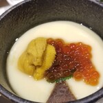 鮨匠 のむら - (10)茶碗蒸し(餅・薩摩芋入り)赤雲丹&解し筋子(北海道産)載せ
      夏の旬の赤雲丹と秋の旬の走りである筋子のイクラが載った贅沢仕様
      トロトロなお出汁茶碗蒸し、うまうまです