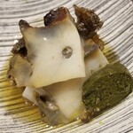 鮨匠 のむら - (11)焚き黒鮑(佐賀県唐津産、6時間煮)
      産卵期は秋～冬(禁漁)、旬は初夏～夏。
      6時間、大根を摺り卸した煮汁100%で炊き込んだ黒鮑は、大変柔らかく、その身がプルプルと震え、旨みも抜群