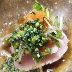 鮨匠 のむら - (13)歯鰹(鹿児島県開聞岳沖産)のたたき
      産卵期は夏、旬は秋～冬
      鰹と歯鰹は別の魚で習性が異なり、その身も薄い桃色で、本来の味わいはサッパリ
      今回の歯鰹は脂のりが良く、たたきなのに味わいは濃いめ♪