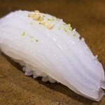 鮨匠 のむら - (14)障泥烏賊(鹿児島県開聞岳沖産)
      産卵期は春～初夏、旬は春～夏、寿命1年
      モチモチとした食感で甘みも強い
      少し寝かせてあり柔らかく仕上がって、旨みと甘みが引き出されています