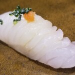 鮨匠 のむら - (15)スジアラ(鹿児島県開聞岳沖産)
      産卵期は春～夏、旬は通年美味しい
      沖縄三大美味魚の筆頭のアカジン
      南方系のハタなので身は柔らかめですが、独特な旨みと甘みがあります