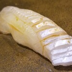 鮨匠 のむら - (16)目一鯛(鹿児島県開聞岳沖産)
      産卵期は夏～秋、旬は夏～冬
      モチモチとした食感が独特の南方系の白身魚
      脂がのった旨み&甘みが特徴で鮨にも合います