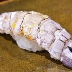 Sushisho Nomura - (20)蝦蛄(鹿児島県出水産)(茹で立て)
                        先程まで生きていた茹で立てならではの
                        甘み、海老と蟹の間のようなやや濃いめの旨み、シャリが合わさり酢の酸味が存在することでスッと円やかな印象に変わります