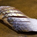 鮨匠 のむら - (22)小鰭(鹿児島県阿久根産)
      産卵期は春、出世魚で新子→小鰭→鮗と呼び名が変わり、旬もそれぞれ、寿命3年、小鰭の旬は夏
      〆の塩梅が良く、薫りが良いです
      脂のりも良く美味しい