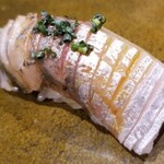 鮨匠 のむら - (23)白鯵(根付き真鯵)(鹿児島県開聞岳沖産)
      産卵期は春～夏、旬は秋～冬
      脂のりは当然良いけれど、その脂は軽く、爽やかに蕩けます
      薫りが素晴らしいですね♪