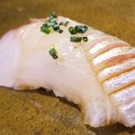 鮨匠 のむら - (24)縞鯵(鹿児島県開聞岳沖産)
      産卵期は秋～冬、旬は夏～秋
      鰺の後だとしっかりした脂の旨みを感じ、食べ比べになって楽しいです
      スッキリとした後味で軽やかです