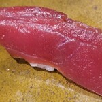 鮨匠 のむら - (26)本鮪赤身(長崎県対馬列島産、100kg未満若魚)
      中トロに近い赤身で1時間ほど漬けにしたもの
      身には細かなサシが入って、脂の甘みと旨みも感じられます