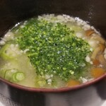 鮨匠 のむら - (28)お味噌汁
      なめ茸と榎茸、豆腐&山芋のお味噌汁
      飲んで食べてですが、お味噌汁を頂くといつもホッとします