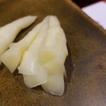 鮨匠 のむら - (29)ガリ
      ガリは最後に出てきます。
      この辺も普通とは異なりますが、口の中をスッキリさせてくれます
      そして男性と女性で切り方が異なります