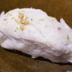 鮨匠 のむら - (30)蒸し太刀魚(鹿児島県開聞岳沖産、3.8kg)
      カボス果汁掛け
      産卵期は海水温により春～秋、旬はほぼ通年
      蒸し焼きで脂分を落として、カボス果汁でさっぱりとした味わいにまとめてあります