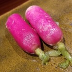 鮨匠 のむら - (32)廿日大根の浅漬け
      消化の助けになる廿日大根浅漬け、すっきり爽やかな漬け具合です