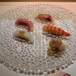 sushimiduki - 銚子の金目鯛、五島列島のイサキ、カラスミを乗せたアオリイカ、車海老
