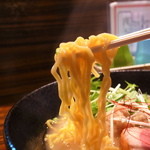 麺や而今 - 麺アップ！！中太のちじれ麺です。