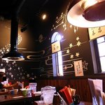 麺や而今 - 店内の内装は黒基調ですね。