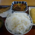 川之江山下食堂 - 玉子焼き、肉じゃが、塩鯖、めし（大）、みそ汁