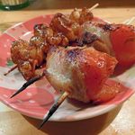 やきとんひなた - 肉巻きトマト（手前）、ホルモン