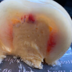 パティスリー サンクトロワ - ナイフで切った断面。中にカスタードクリームが入っていますねー❣️これが、甘過ぎず、桃の甘味とのバランスが絶妙❣️