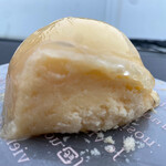 パティスリー サンクトロワ - 下から見たら、スポンジケーキで塞いで、ゼラチンでコーティング⁉️丁寧な仕事が伺えます！　最後にパクリ。