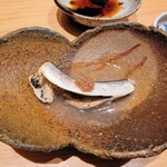 鮨 龍次郎 - 骨まで柔らかい鰯煮、梅肉