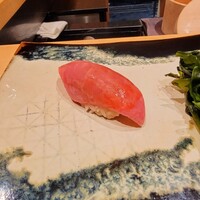 鮨 龍次郎 - まずマグロを１貫、海味から引き継いだ龍次郎さんの流儀です、海味鮪は青森県大畑、９２kg