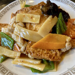 Ajifu Chuuka Izakaya - 揚げ豆腐とタケノコがドッサリ‼️
                        唐辛子煮込みだけど、もう少し辛いほうが好みかな
