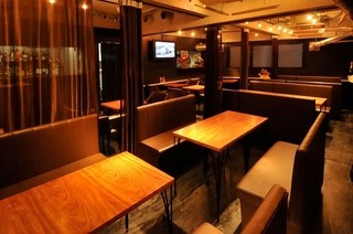 渋谷個室イタリアンダイニング アジト リュクス - 渋谷 貸切30～最大80名様（着席60名様)/130種飲放付2H4000～5000円コース/店内が見渡せる一体感ある貸切に適した空間！レイアウトも自由/設備は52inch大型液晶TV・ワイヤレスマイク2本・ＤＶＤ&CDプレイヤー・PC&i-pod接続可・カラオケ(別途5000円)完備 ※写真は着席形式イメージ