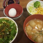 Sukiya - ねぎ玉牛丼ミニ とん汁サラダセット(700円)