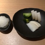 焼鳥 おみ乃 - おろし + 漬物