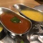 157515768 - 右：豆のスープ、左：野菜カレー