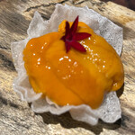 ラ・ヴァガボンド - 米粉チップスにのるチーズと北海道産ウニ